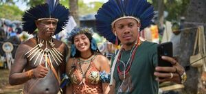 "Influencers" indígenas de Brasil llevan lucha por sus tierras a las redes
