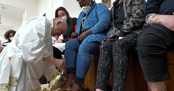 La Nación / El papa celebró en una cárcel de Italia el tradicional lavado de pies