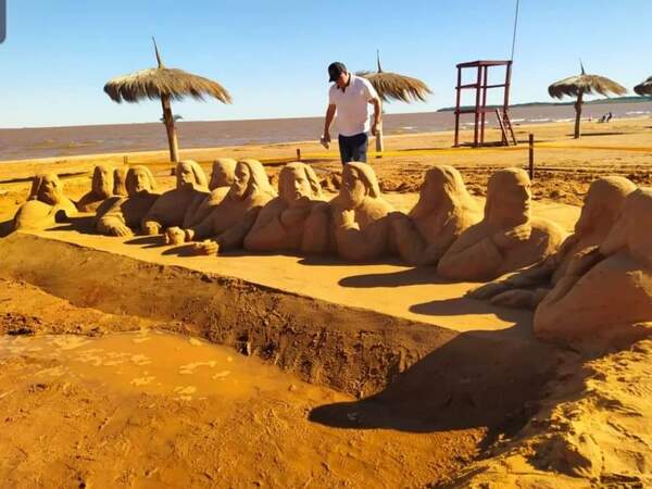 ESCULTURA EN ARENA DE "LA ÚLTIMA CENA" EN LA PLAYA TACUARY DE CARMEN DEL PNÁ. - Itapúa Noticias