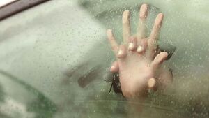Policía pilló a parejita teniendo relaciones en su auto en la calle y les apresó