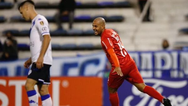 Bragantino se mantiene en la cima y deja a Vélez en el foso