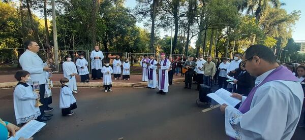 Ciudad del Este: fieles rememoran el viacrucis de Jesús - ABC en el Este - ABC Color