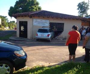 Vehículo destruyó edificio del MEC en San Pedro | 1000 Noticias