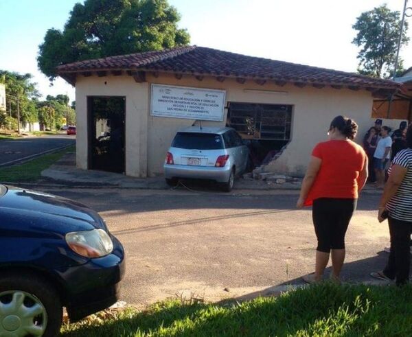 Vehículo destruyó edificio del MEC en San Pedro