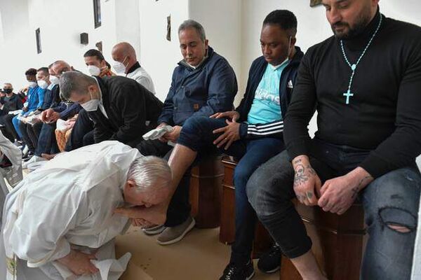 El papa celebró en una cárcel de Italia el tradicional lavado de pies del Jueves Santo - Mundo - ABC Color