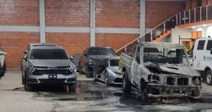 La Nación / A Ultranza Py: camioneta guardada en un depósito ardió en llamas