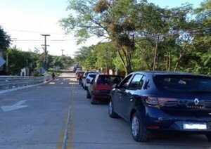 Viajeros denuncian excesiva espera en el cruce Clorinda-Puerto Falcón | Noticias Paraguay