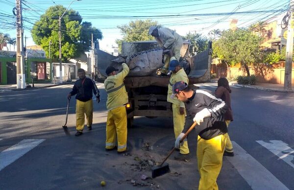 Diario HOY | Realizan limpieza de calles y avenidas de Asunción durante el Viernes Santo