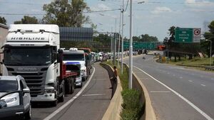 Diario HOY | Transportistas argentinos levantan paro y se normalizan exportaciones alimentarias