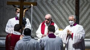 Papa Francisco preside la Pasión de Cristo sin postrarse en basílica vaticana