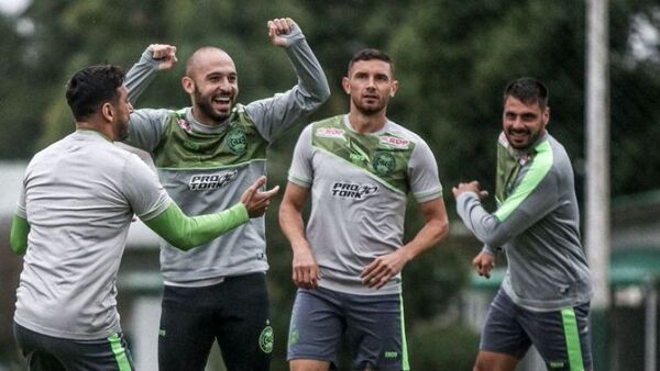Adrián Martínez deja Paraguay en busca de continuidad