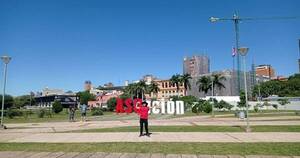 La Nación / Exvocalista de AC/DC se pasea por Asunción y prueba la tradicional chipa de Semana Santa