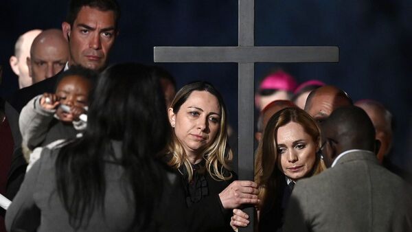 Papa ora por la paz en Vía Crucis del Viernes Santo en el Coliseo romano