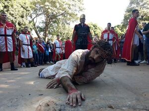 Viernes Santo: multitudinaria participación en vía crucis de parroquia Domingo Savio - Nacionales - ABC Color