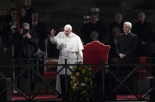 Diario HOY | Papa ora por la paz en Viacrucis del Viernes Santo en el Coliseo romano