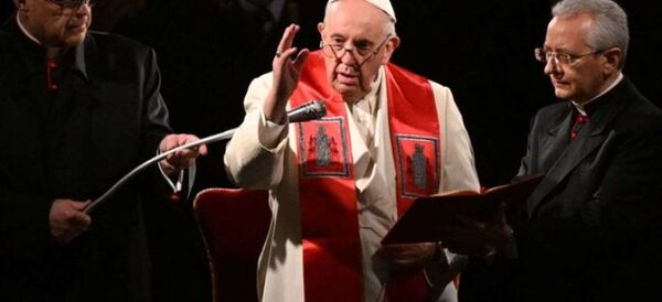 Papa ora por la paz en Viacrucis del Viernes Santo en el coliseo romano