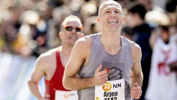 El exfutbolista Arjen Robben se destacó en su primera maratón en Rotterdam