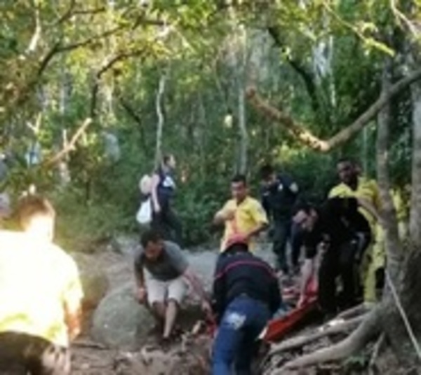 Retiran a hombre en camilla de la cima de cerro en Paraguarí - Paraguay.com