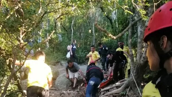 Rescatan a joven de la cima del cerro Hũ | Noticias Paraguay