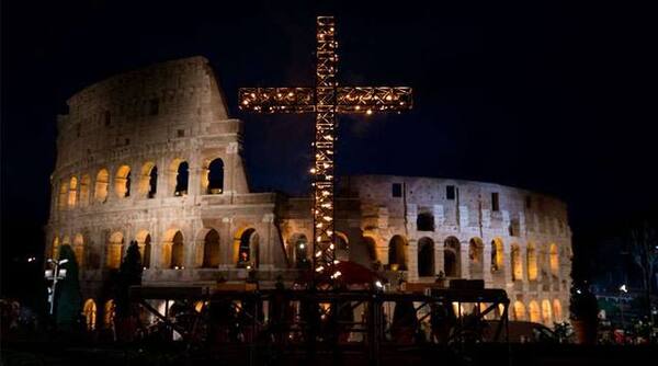 El Papa Francisco ora por la paz en Vía Crucis del Viernes Santo