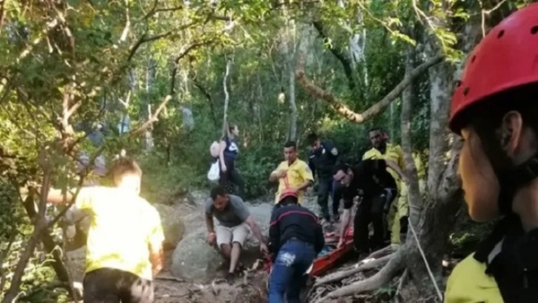 Retiran a hombre en camilla de la cima de cerro en Paraguarí - PARAGUAYPE.COM