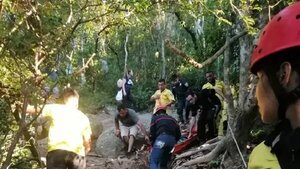 Rescatan a joven de la cima del cerro Hũ - PARAGUAYPE.COM