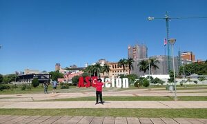 Dave Evans ex vocalista de AC/DC y su paseo por Asunción