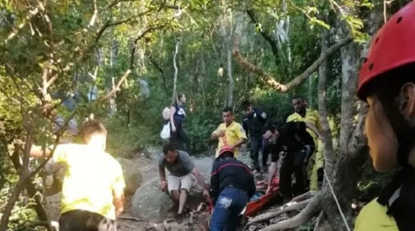 Rescatan a un hombre de la cima del cerro Hũ - Noticiero Paraguay