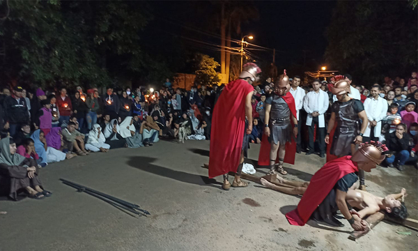 Tradicional vía crucis de la parroquia San Pedro - OviedoPress