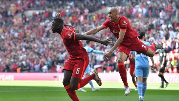 Liverpool zarandea al City y deja vivo el histórico póker