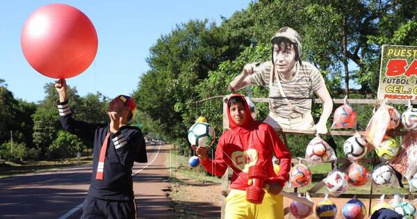 La Nación / Ingenio en Quiindy: venden pelotas disfrazados de personajes y superhéroes