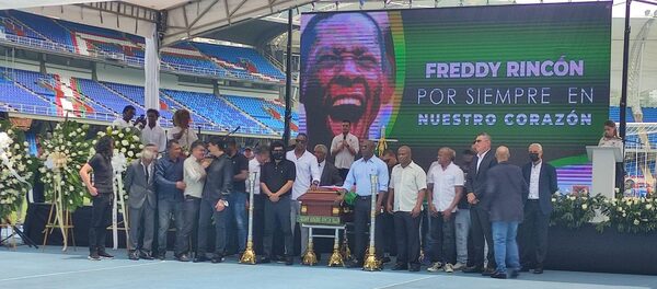 Una multitud despide al exfutbolista colombiano Freddy Rincón en estadio de Cali