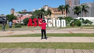 Primer vocalista de AC/DC desayuna chipa y recorre Asunción
