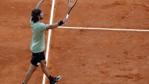 Tsitsipas se aferra a la corona que defenderá ante Davidovich