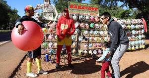 La Nación / Como personajes y superhéroes venden pelotas en Quiindy