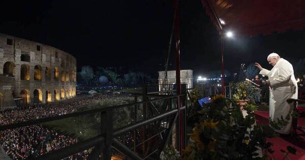 La Nación / El Papa ora por la paz en el mundo en viacrucis