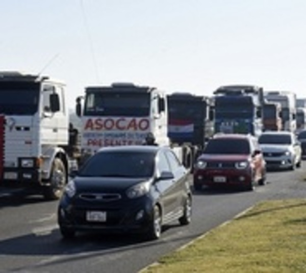 Camioneros prevén cerrar rutas el lunes - Paraguay.com