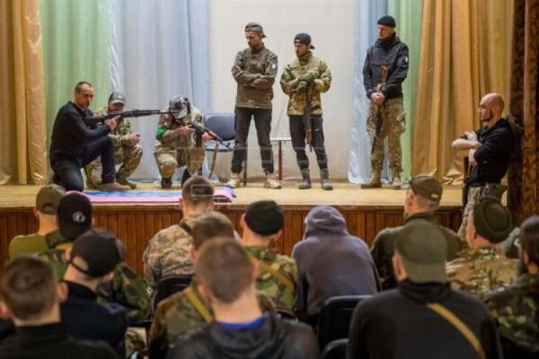 Clases militares exprés para luchar en el frente de batalla en Ucrania