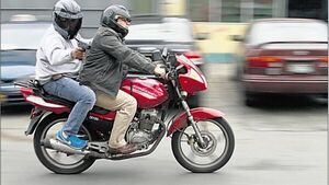 Motochorros le robaron celular a un nene de 9 años
