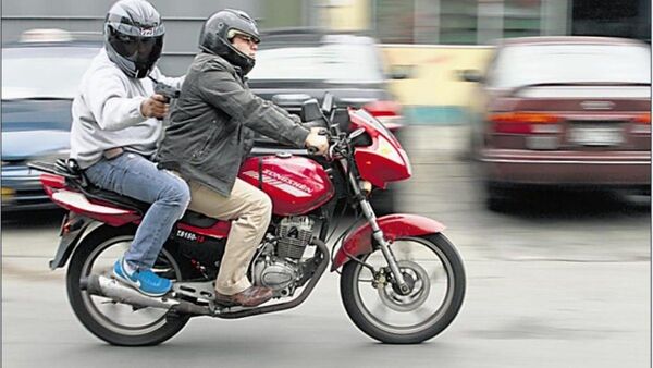 Motochorros le robaron celular a un nene de 9 años