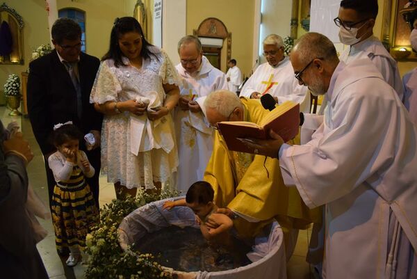 Emotivo bautismo de un niño en vigilia pascual en parroquia de Luque - Nacionales - ABC Color