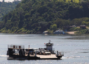 Balsa entre Franco y Puerto Iguazú vuelve a operar desde este lunes