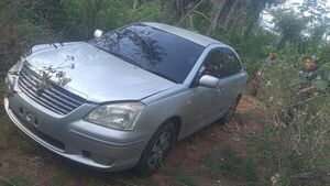 Encuentran abandonado en Ypacaraí, un auto robado en Ypané - Nacionales - ABC Color