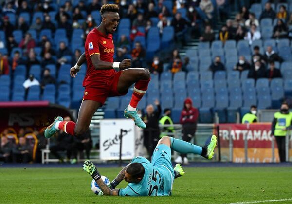 Napoli, obligado a ganar hoy a Roma para seguir soñando - Fútbol - ABC Color