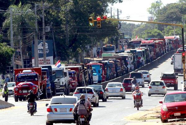 Diario HOY | Camioneros cierran rutas por precios del combustible y varios reclamos