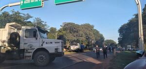 Camioneros bloquean ruta en Paraguarí de forma intermitente - Nacionales - ABC Color