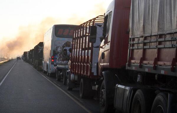 Corte de rutas: camioneros exigen baja de precio del combustible y derogación de ley Riera