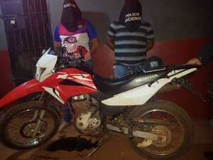 Detienen a hombres que portaban arma y circulaban en moto robada - La Clave