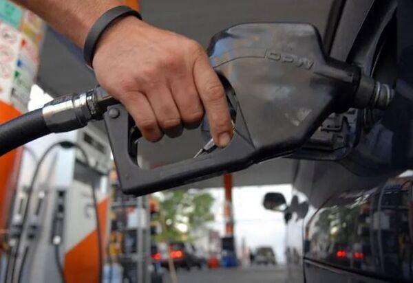 Emblemas privados deciden bajar precios de sus combustibles