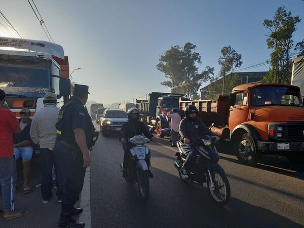 Un solo camión y tránsito sin inconvenientes en ex Aratiri - Nacionales - ABC Color
